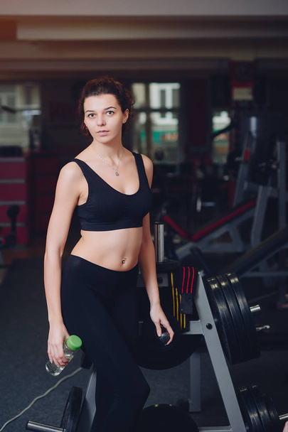 Sport girl in a gym - Foto, afbeelding