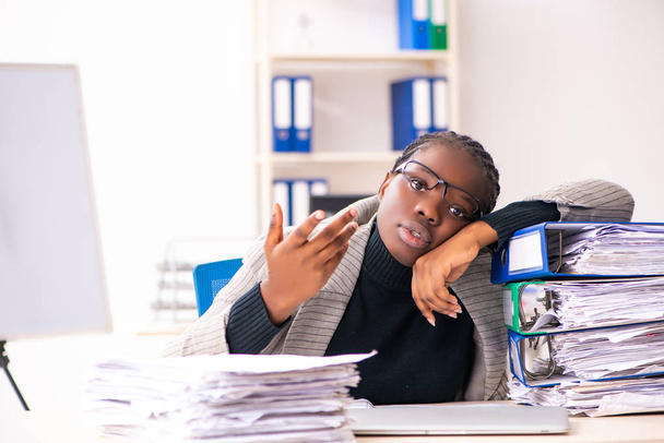 negro mujer empleado infeliz con excesivo trabajo
  - Foto, Imagen