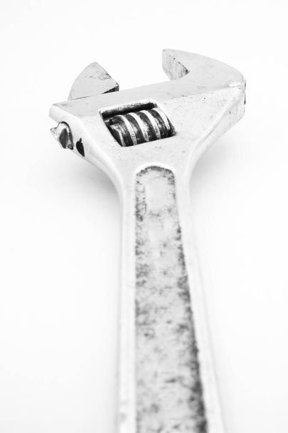 Ρυθμιζόμενο κλειδί απομονωμένο σε λευκό φόντο  - Φωτογραφία, εικόνα