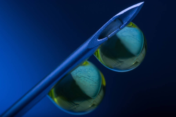 macro vista extrema de una aguja hipodérmica con dos gotas de droga
 - Foto, Imagen