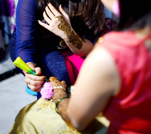 Популярные проекты Мехнди для рук или рук, написанные с индейскими традициями Механди
 - Фото, изображение