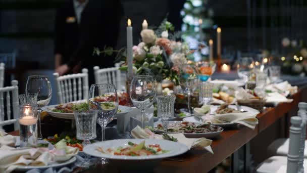 Salão de banquete de mesa de casamento do restaurante, decorado com velas e flores
. - Filmagem, Vídeo