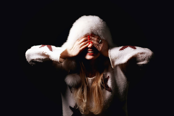 model in winter hat / beautiful adult girl in a big fur hat, winter clothes, Christmas holiday - Φωτογραφία, εικόνα