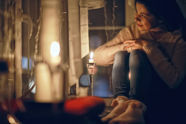 cozy Christmas evening girl / home New Year evening, model in a cozy house, evening light - Foto, imagen