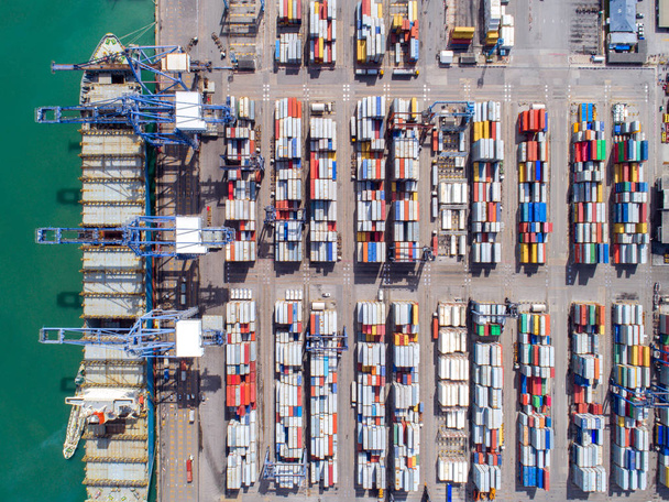 Pohled shora na kontejnerový přístav a přepravu kontejnerové lodi - Fotografie, Obrázek