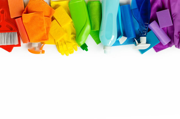 Πολύχρωμα καθαριστικά προϊόντα και εργαλεία που απομονώνονται σε λευκό φόντο. "Επίπεδη". Ανοιξιάτικη ιδέα καθαριότητας. - Φωτογραφία, εικόνα