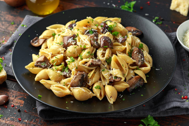 Carbonara sienet pasta Conchiglie kermakastikkeella, parmesaanijuustolla ja yrteillä
 - Valokuva, kuva