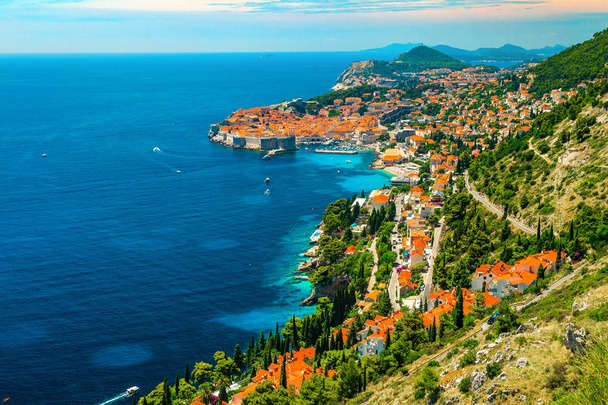 Panorama magnifique du paysage urbain de Dubrovnik depuis les collines, Dalmatie, Croatie
  - Photo, image