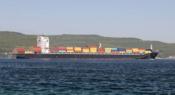 Árut szállító konténer hajó - Fotó, kép