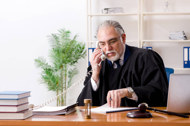 Abogado anciano trabajando en el juzgado   - Foto, imagen