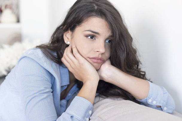 Portret nieszczęśliwej samotnej młodej kobiety w depresji - Zdjęcie, obraz
