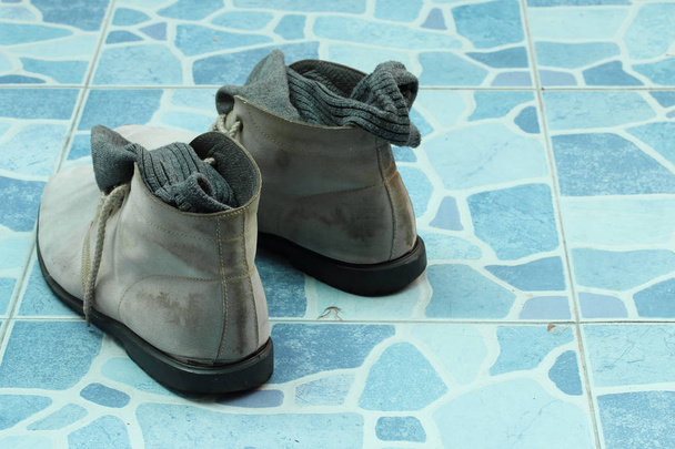kiremitli zeminde erkek ayakkabıları. - Fotoğraf, Görsel