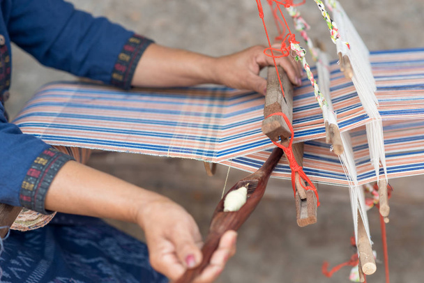 Mãos de mulher tecelagem com tradicional máquina de tecelagem tailandesa
 - Foto, Imagem