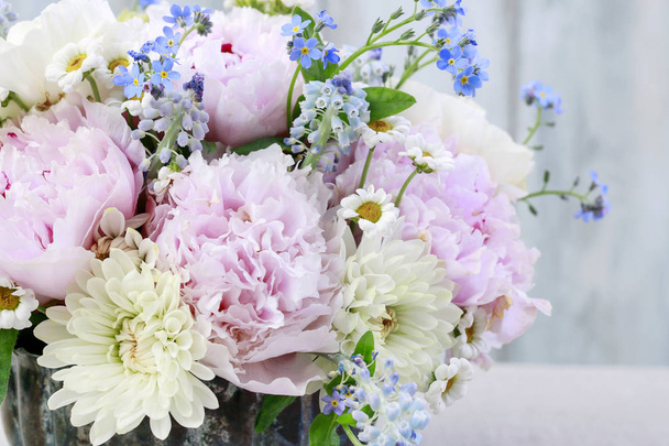 Floral arrangement with pink peonies - Foto, imagen