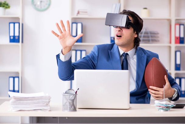 Mladý pohledný podnikatel hraje rugby s virtuální brýle - Fotografie, Obrázek