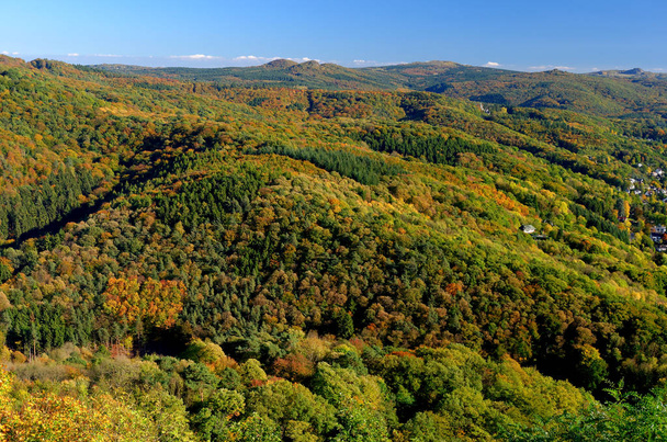 widok ze słynnych Drachenfels do gór Siebengebirge jesienią - Zdjęcie, obraz