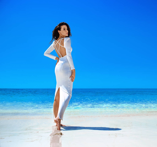Sensual, elegant woman on a tropical beach - Φωτογραφία, εικόνα