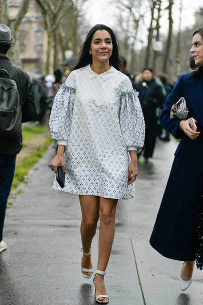 Una mujer de moda posa para fotos de la calle durante la Semana de la Moda de París Ropa de mujer Otoño / Invierno 2019 / 2020 broche de presión de la calle en París, Francia, 1 de marzo de 2019
.  - Foto, imagen