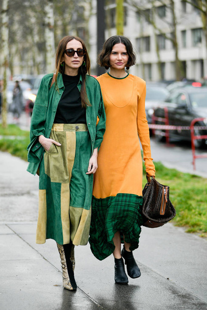 Een trendy vrouw poseert voor Street snaps tijdens de Paris Fashion week dames Fall/Winter 2019/2020 Street snap in Parijs, Frankrijk, 1 maart 2019.  - Foto, afbeelding