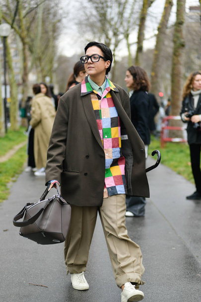 A trendi nő jelent az utcai fényképez során a Párizsi Divathét Womenswear őszi/téli 2019/2020 utcai snap Párizsban, Franciaországban, március 1, 2019.  - Fotó, kép