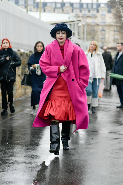 A trendy woman poses for street snaps during the Paris Fashion Week Womenswear Fall/Winter 2019/2020 street snap in Paris, France, 1 March 2019.  - Φωτογραφία, εικόνα