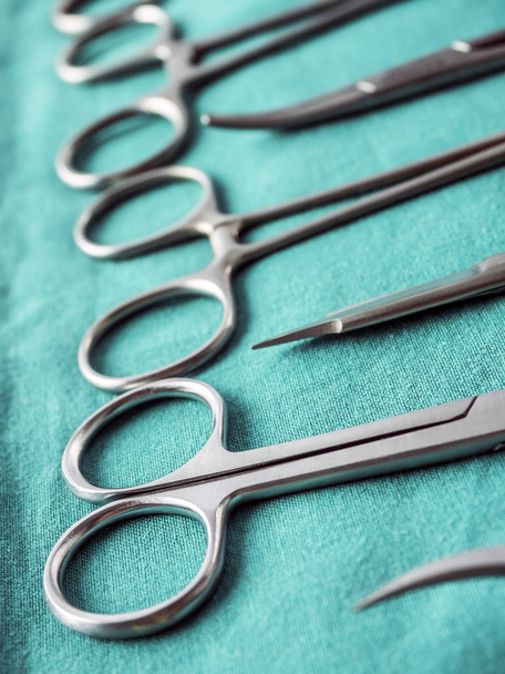Chirurgische Schere auf einem Tablett im Operationssaal, konzeptionelles Bild - Foto, Bild