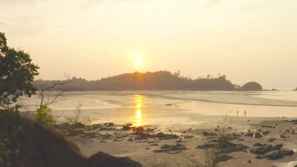 Letecký pohled na západ slunce v otvoru skalního proniknutí na buffalská pláž Phayam velké díry uvnitř velké skály na pláži Buffalo na ostrově Phayam ostrov Rarong Thailandsun světlo skrz díru na ostrově Hinthalu Phayam - Záběry, video