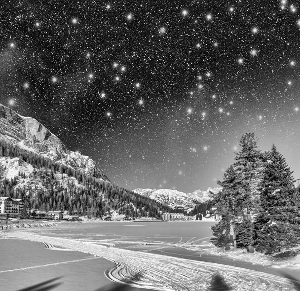 Красивые цвета Доломитовых пейзажей в зимнюю ночь
 - Фото, изображение