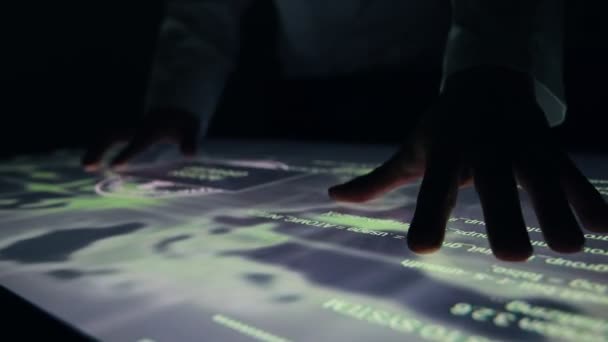 Karanlık sensör dokunmatik ekran sensoriyel interaktif masa üzerinde Man göstergeleri.  - Video, Çekim