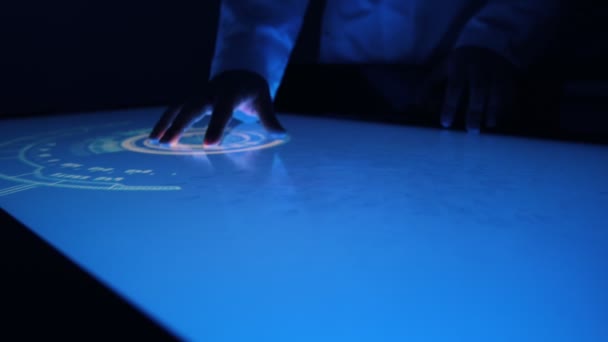 Karanlık sensör dokunmatik ekran sensoriyel interaktif masa üzerinde Man göstergeleri.  - Video, Çekim