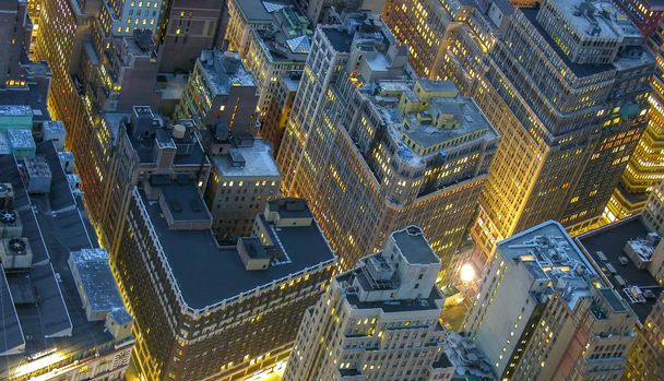 夜に都市の高層ビルと素敵なニューヨーク市のスカイライン - 写真・画像