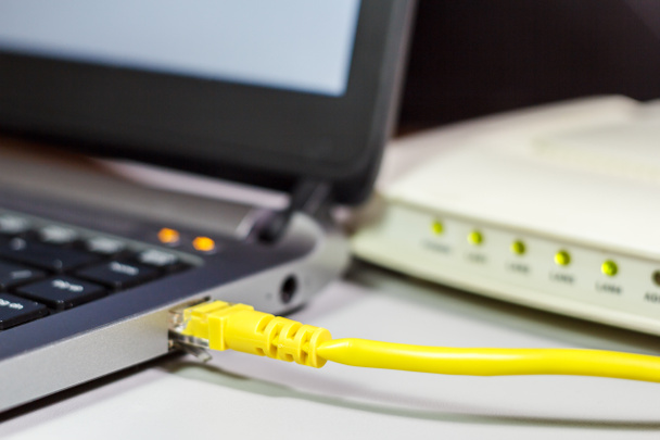Un cable de red se conecta al portátil
 - Foto, Imagen