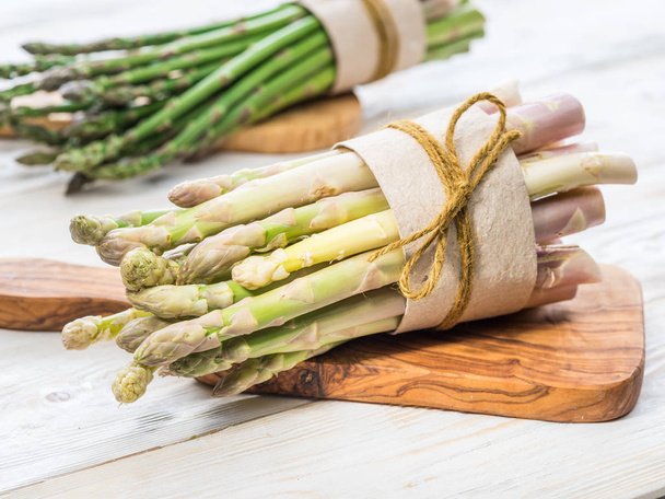 Bundles of green and white asparagus on wooden board. Organic fo - Φωτογραφία, εικόνα