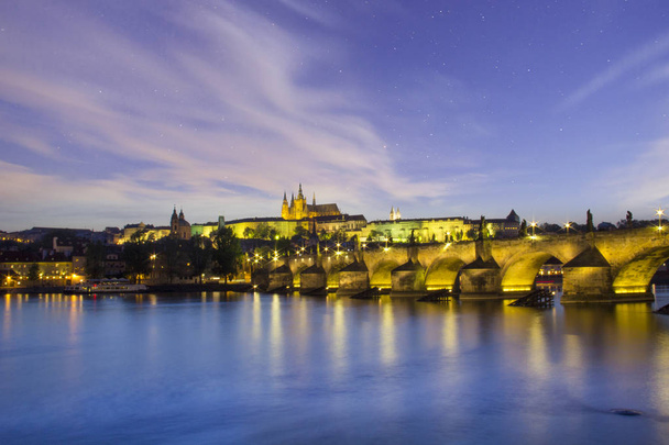 Kaunis näkymä Pyhän Vituksen katedraaliin, Kaarlen sillalle ja Mala Stranalle Vltavan rannalla Prahassa, Tsekin tasavallassa
 - Valokuva, kuva