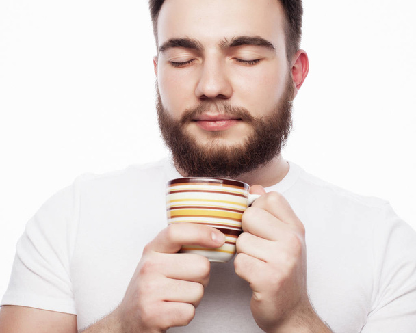 Καλημέρα, ο άνθρωπος που κρατά ένα φλιτζάνι τσάι. Πρωί έννοια.  - Φωτογραφία, εικόνα