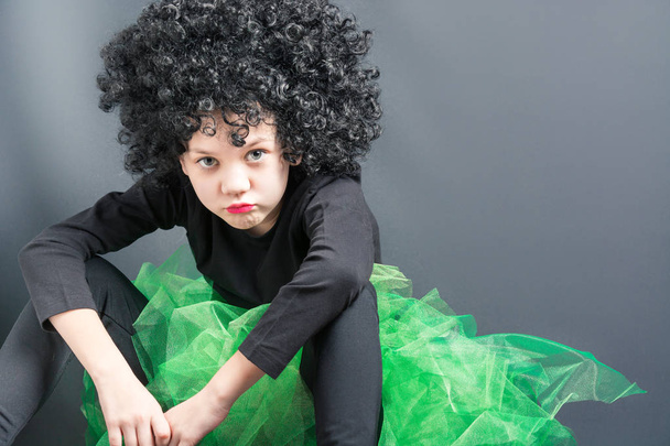 Siyah kıvırcık peruk ve dans kıyafeti üzgün kız - Fotoğraf, Görsel