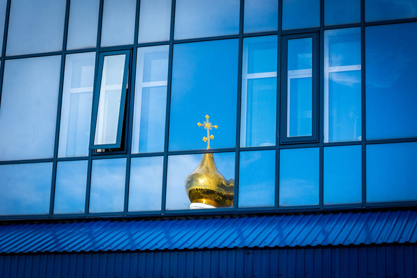 Eski Hıristiyan Kilisesi'nin kubbesi binanın camlarına yansıdı - Fotoğraf, Görsel