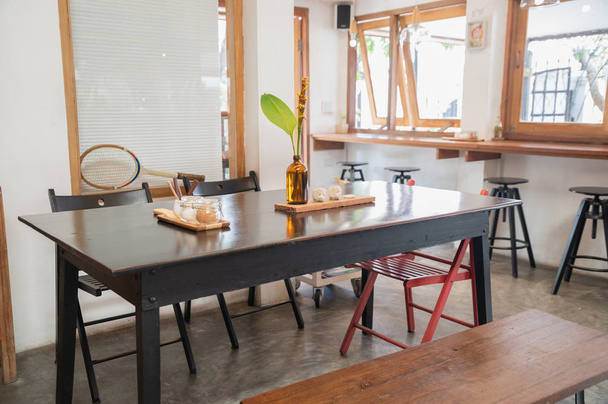 Interiér dřevěného stolu a židlí s výzdobou listů - Fotografie, Obrázek