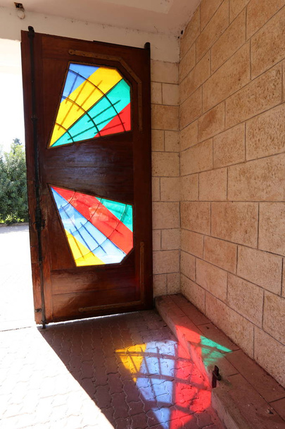 Дверь - отверстие в стене для входа и выхода из помещения
  - Фото, изображение