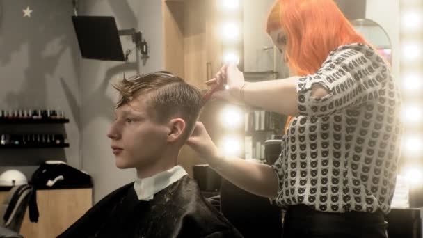 美容師、子供と男性のヘアカット - 映像、動画