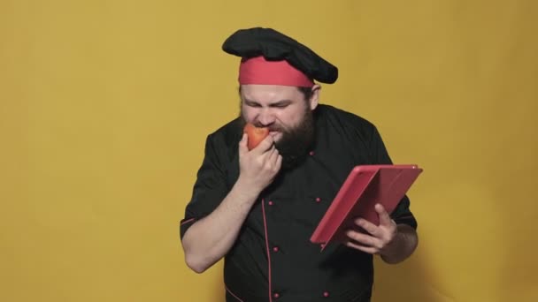 koken in een zwart pak op een gele achtergrond - Video