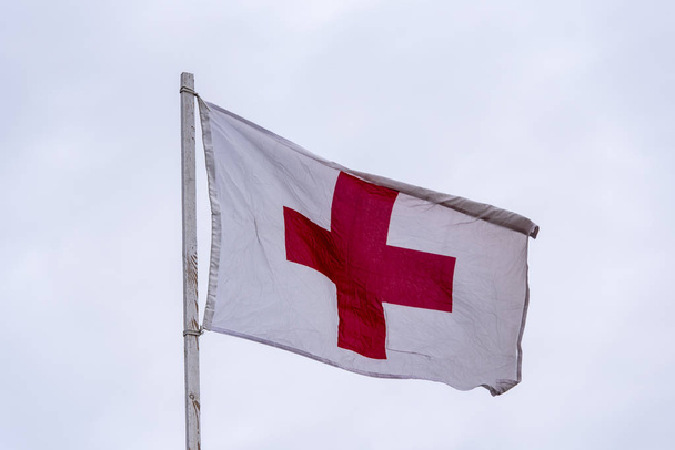 Vöröskereszt a fehér zászló, mint elsősegély-jel - Fotó, kép