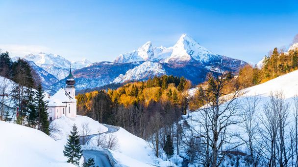 Belos cenários de inverno nas montanhas das maravilhas dos Alpes com a igreja de peregrinação de Maria Gern e o famoso cume Watzmann ao fundo, Berchtesgadener, Baviera, Alemanha
 - Foto, Imagem