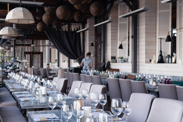 Interiér restaurace, moderní prostředí, víno a sklenice na vodu, pro - Fotografie, Obrázek