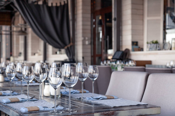 Restaurante interior, ambiente moderno, copas de vino y agua, para
 - Foto, imagen