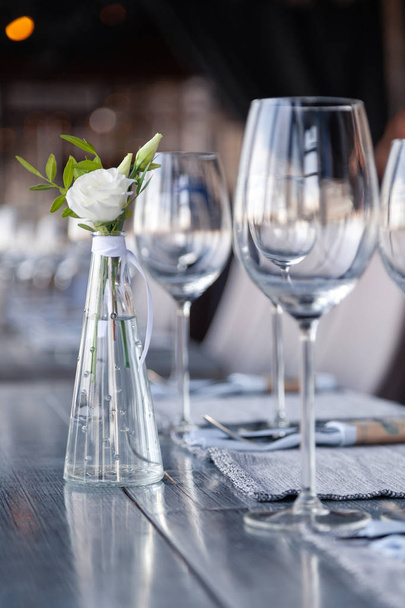 Moderno restaurante, jarrón de cristal con flores de ramo en ta
 - Foto, Imagen