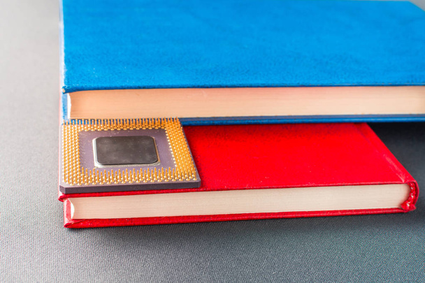 Επεξεργαστής από υπολογιστή με πολύχρωμα βιβλία - Φωτογραφία, εικόνα