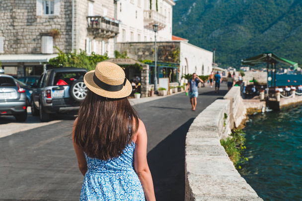 Frau zu Fuß durch die Straßen der Stadt in der Nähe des Meeres. Sommerferien - Foto, Bild