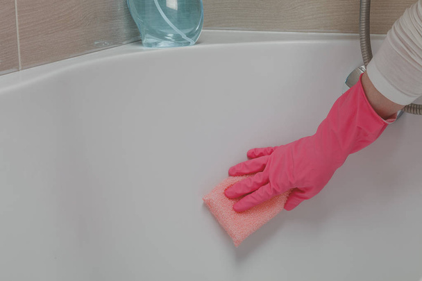 Cameriera pulizia bagno, primo piano colpo
 - Foto, immagini