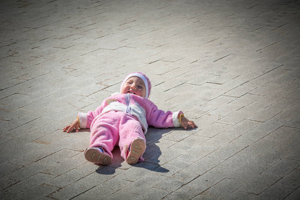 Щаслива дитина лежить на дорозі
 - Фото, зображення